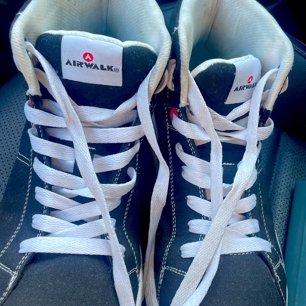 Airwalk men’s size 8 skateboard shoes.